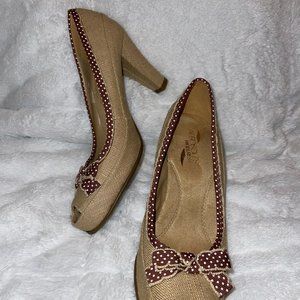 Aerosoles Khaki with polka dot trimmimg pumps. Size 9, New
